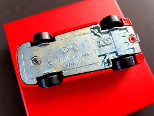 VINTAGE 1988 HOT WHEELS FERRARI F40 RED 1:64 DIECAST CAR WITH OPENING HATCH SILVER WHEELS